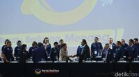 Saat memasuki ruangan, para kader NasDem yang berada di lokasi memberikan tepuk tangan kepada JK.