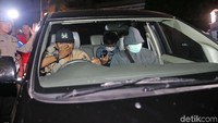 Tim KPK datang dengan menggunakan tiga mobil.