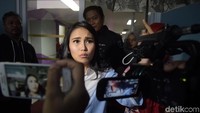 Ayu Ting Ting saat ditemui usai mengisi acara Brownis di Trans TV, Kapten Tendean, Jakarta Selatan pada Kamis (16/11). Pool/Noel/detikFoto.