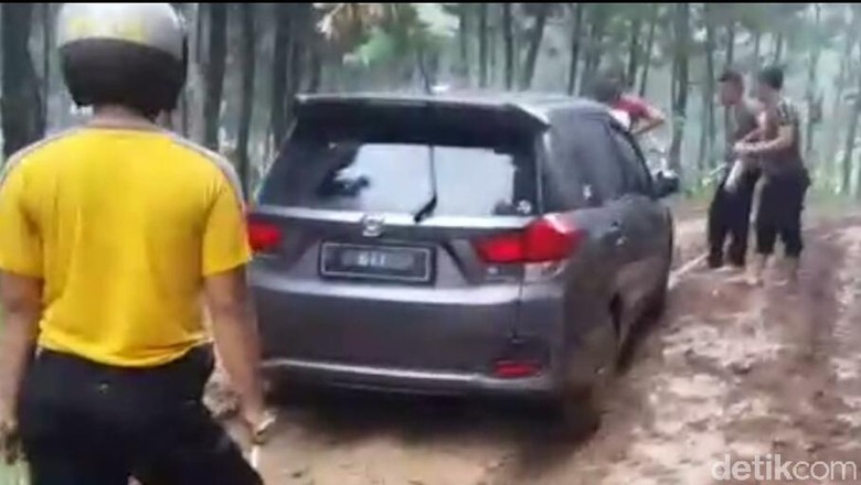 Komplotan Gendam Dikejar Hingga ke Hutan, Satu Pelaku Tertangkap Komplotan Gendam Dikejar Hingga ke Hutan, Satu Pelaku Tertangkap