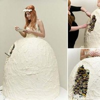 Baju pengantin ini di desain dari tumpukkan cake yang dilapisi krim di setiap bagiannya. Gaun ini dirancang oleh seorang seniman bernama Lukka Sigurdardottir. Mungkin tidak perlu memesan kue pernikahan lagi kalau gaunnya seperti ini sehingga menghemat budget. Foto: Istimewa