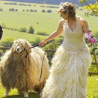 Beda dengan pengantin lainnya, pengantin ini justru memilih tema peternakan untuk gaunnya yaitu terbuat dari bulu domba. Dan pasti terasa hangat saat memakainya. Foto: Istimewa