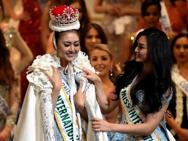 Kevin Lilliana masih belum percaya dirinya menyandang gelar Miss International 2017. Last night was the best moment in my life that ever happened?? tulis Kevin Lilliana di Instagram. (Foto: AFP PHOTO / Toshifumi KITAMURA)