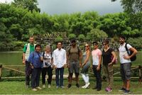 Direktur Sido Muncul Irwan Hidayat dan jurnalis Prancis foto bersama di Agro Wisata Sido Muncul (Foto: Sido Muncul)