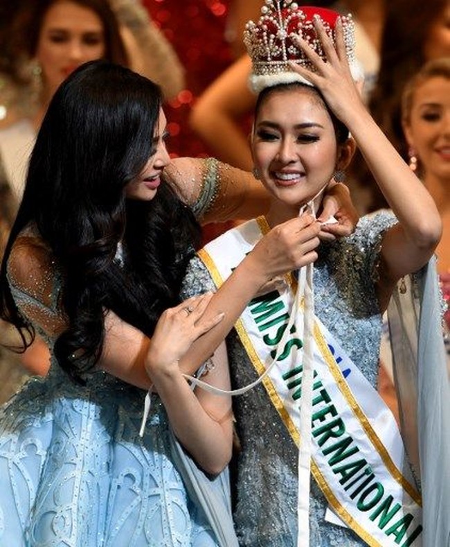 Gelar Miss International akhirnya jatuh ke tangan perempuan Indonesia untuk pertama kalinya. Adalah Kevin Lilliana, mojang cantik asal Bandung, Jawa Barat, yang dinobatkan sebagai Miss International 2017 November lalu. (Foto: AFP PHOTO / Toshifumi KITAMURA)