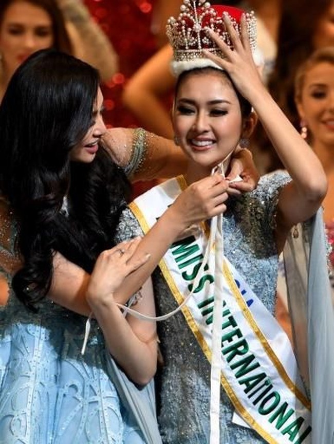 Kylie Versoza yang berkebangsaan Filipina itu lalu menyerahkan mahkota beserta mantel kebesaran Miss International. (Foto: AFP PHOTO / Toshifumi KITAMURA)