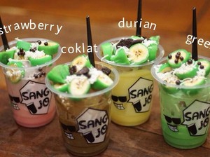 Yang Lagi Nge-hits, Pisang Ijo dengan Aneka Warna dan Topping!