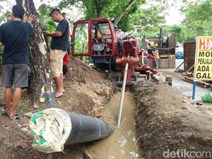 Semburkan Lumpur, Proyek Pemasangan Pipa PDAM Diprotes Warga
