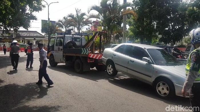 Polres Sukabumi derek mobil