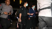 Para penyidik yang meninggalkan rumah Novanto itu memakai masker. Ada juga yang memakai rompi KPK.