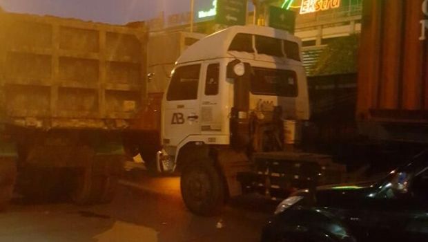 Rambu di Tol Cikampek jatuh dan mengakibatkan kemacetan 5 km.