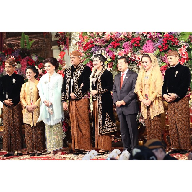 Datang ke pernikahan putri presiden Joko Widodo, Kahiyang Ayu, Deisti tak kalah tampil cetar dari sang pengantin.  Foto: dok. Setya Novanto