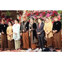 Datang ke pernikahan putri presiden Joko Widodo, Kahiyang Ayu, Deisti tak kalah tampil cetar dari sang pengantin.  Foto: dok. Setya Novanto