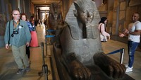 Ada dua lantai utama di museum ini. Di lantai dasar ada koleksi papyrus dan koin yang digunakan pada zaman kuno. Di lantai dasar juga terdapat artefak dari kerajaan baru Mesir yang ada antara tahun 1550 dan 1069 Sebelum Masehi. Artefak ini umumnya berupa patung-patung, meja dan peti mati (sarkofagus). Amr Abdallah Dalsh/Reuters.