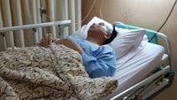 Novanto tampak sedang tertidur dan diselimuti. 