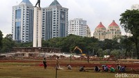 Petugas mengerjakan penanaman rumput baru Lapangan Banteng, Jakarta, Kamis (16/11/2017).