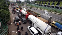 Kemacetan juga terjadi hingga Summarecon Bekasi sampai jalan Ahmad Yani, Kota Bekasi.