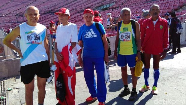 Mbah Dar bersama para pelari lain di Chile. 