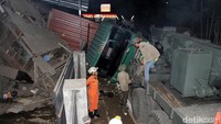 Truk kontainer itu terguling di tikungan Clom Gado, Desa Cikahuripan, Kecamatan Cimanggung.
