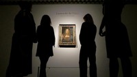 Lukisan berjudul Salvator Mundi atau dalam bahasa Indonesia disebut Juru Selamat Dunia berhasil memecahkan rekor tahun ini.  Foto: REUTERS/Peter Nicholls/File photo
