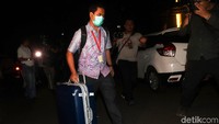 Penyidik KPK keluar dari rumah Novanto pukul 02.35 WIB dini hari.
