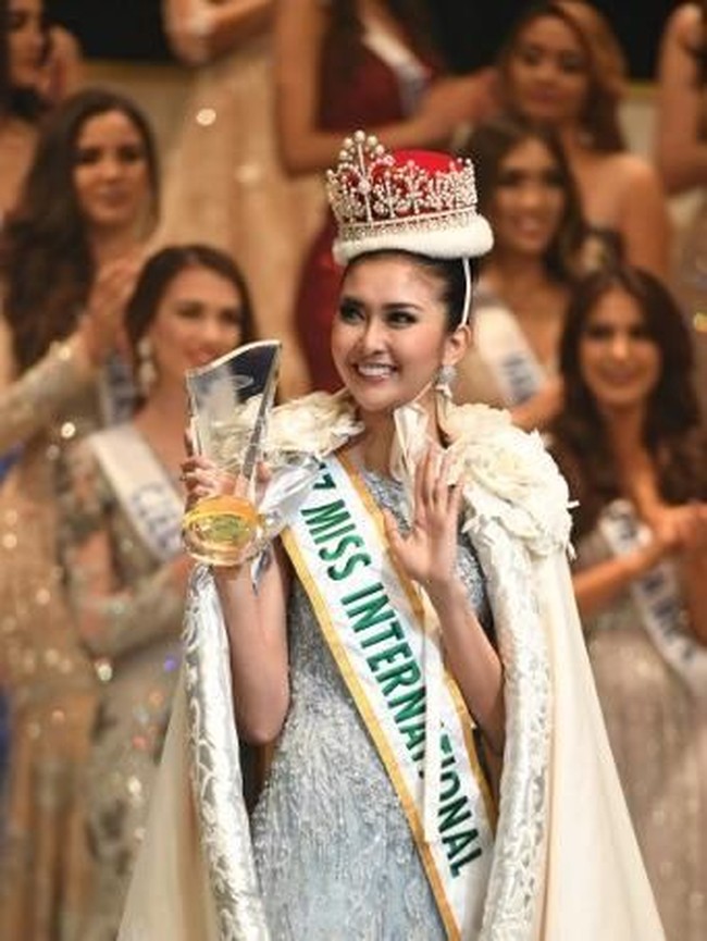 Saat ini, Puteri Indonesia Lingkungan 2017 itu masih berada di Tokyo. Rencananya ia akan kembali ke Tanah Air akhir November mendatang dan disambut dengan acara arak-arakan. (Foto: AFP PHOTO / Toshifumi KITAMURA)
