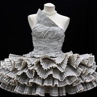 Gaun pengantin ini terbuat dari kertas koran. Foto: Istimewa