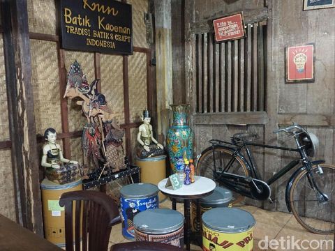 Suasana di dalam Kedai Kaoeman.