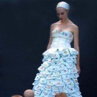 Gaun ini seluruhnya terbuat dari popok bayi. Jangan-jangan pengantinnya sudah memikirkan popok yang cocok untuk digunakan bayinya nanti. Foto: Istimewa