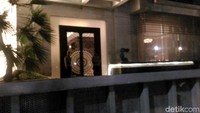 Penyidik KPK masuk ke rumah Novanto pukul 21.38 WIB. Hingga kini mereka masih berada di dalam rumah Ketua DPR itu.
