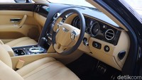 Bentley Flying Spur bermesin V8 ini siap mengantar konsumen saat hendak ingin berbelanja. Foto: Dina Rayanti