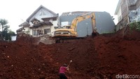 Sebagai informasi, kontraktor pelaksana pembangunan seksi I jalan tol ini adalah Kerja Sama Operasi (KSO) PT Waskita Karya, Hutama Karya dan PT PP yang bertanggung jawab membangun simpang susun penghubung jalan Tol Depok-Antasari dengan Tol Lingkar Luar Selatan di persimpangan depan sekolah High Scoop dengan surat perintah mulai kerja (SPMK) sejak Agustus 2016. Namun sejak Februari 2017, konstruksi kemudian dilanjutkan oleh PT Girder Indonesia.