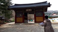 Menurut sejarah di sana, gerbang di Kuil Woljeongsa dijaga oleh 4 dewa dari India.