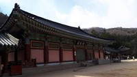 Kuil Woljeongsa populer di kalangan orangtua yang ingin mendoakan anaknya lolos ujian masuk universitas.