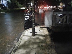 TKP Kecelakaan Setya Novanto: Tiang Listrik Tegak, Mobil Dievakuasi