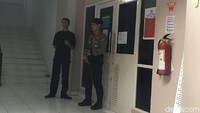 Penjagaan juga ditambah oleh salah satu petugas keamanan rumah sakit. 