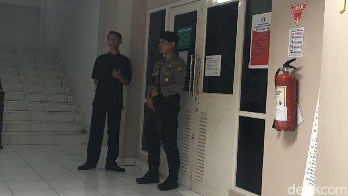  Pintu  Depan Kamar  Novanto di RS Medika Dijaga Polisi 