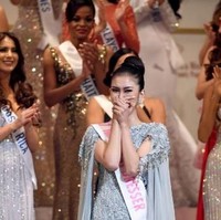 Kevin Lilliana tak dapat menyembunyikan perasaan haru ketika namanya disebut sebagai Miss International 2017 di malam final yang digelar di Tokyo, Jepang, Selasa (14/11/2017). (Foto: AFP PHOTO / Toshifumi KITAMURA)