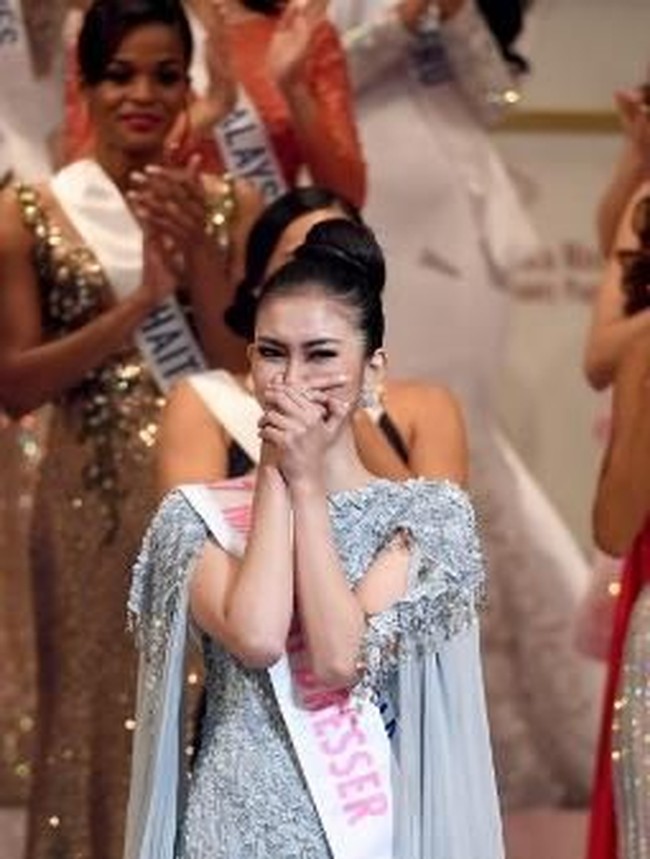 Kevin Lilliana tak dapat menyembunyikan perasaan haru ketika namanya disebut sebagai Miss International 2017 di malam final yang digelar di Tokyo, Jepang, Selasa (14/11/2017). (Foto: AFP PHOTO / Toshifumi KITAMURA)
