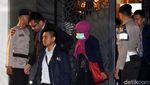 Foto: Penyidik KPK Bawa Banyak Koper dari Rumah Setya Novanto