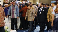 Pantauan di lokasi, JK tiba di JiExpo Kemayoran, Jakpus, Kamis (16/11/2017) pukul 10.00 WIB. Ia disambut oleh Ketum NasDem Surya Paloh.