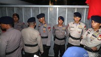 Brimob memang sudah sejak malam tadi menjaga lokasi, rumah Novanto. (Grandyos Zafna/detikcom)