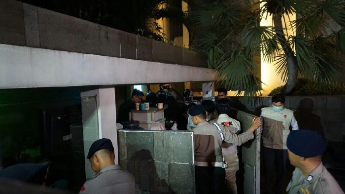 Tim KPK Periksa Pos Sekuriti Rumah Setya Novanto