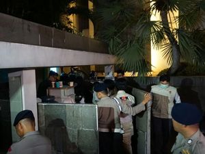 Tim KPK Periksa Pos Sekuriti Rumah Setya Novanto