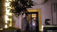 Polisi berjaga di pintu masuk rumah Novanto pada pukul 23.38 WIB.