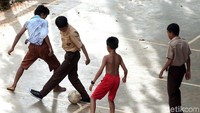 Mereka sangat bahagia bermain di RPTRA tersebut. Maklum, sebelumnya kawasan itu tidak memiliki ruang terbuka publik.
