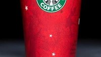 Merah identik sebagai warna Holiday Cups Starbucks. Hingga 2003, warna ini masih dipertahankan. Desainnya nampak sederhana dengan bintang-bintang kecil dan snowflakes. Foto: Starbucks