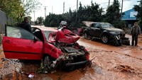 Banjir bandang ini memicu kehancuran besar di dua kota itu. Rumah warga rusak, mobil-mobil hanyut dan lumpur memenuhi jalanan setempat. Foto: AFP PHOTO/VALERIE GACHE