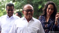 Airlangga Hartarto mengaku sudah bertemu Ketua Dewan Pembina, Aburizal Bakrie (Ical). Airlangga menyebut Ical sepakat diadakannya munaslub pada pertengahan Desember. (Foto: Hasan Alhabshy/detikcom).