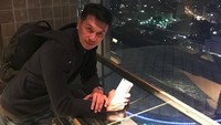 Beberapa netizen mengatakan usianya 50 tahun namun ada juga netizen yang mengatakan 66 tahun. Foto: Kevin Liliana dan sang ayah (Instagram)